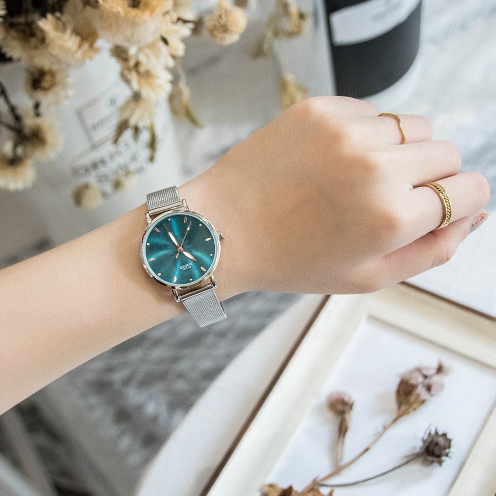 Luxury Watch Gift For Her - 上品なレディースクォーツ腕時計。メッシュ合金製のブレスレット、磨き上げられた仕上げ、シンプルな文字盤、正確な時刻表示。彼女への贈り物に最適。緑色のドレスウォッチ。