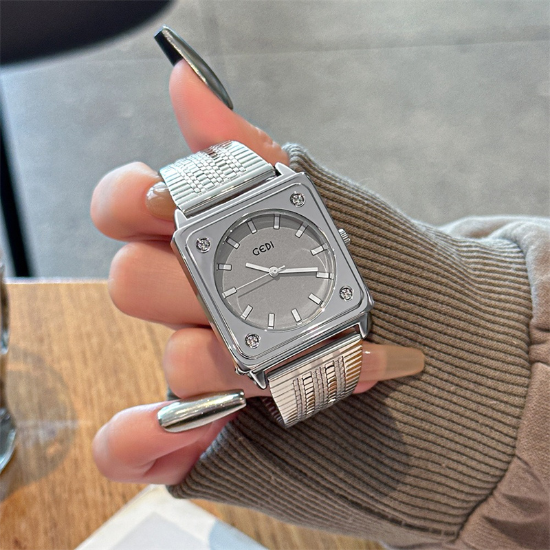 Luxury Watch Gift For Her - ミニマルで上品、ユニークなスクエア型文字盤のステンレス製ストラップウォッチ。軽やかな高級感のあるファッションウォッチ。女性用クォーツ時計。彼女へのギフトに最適。